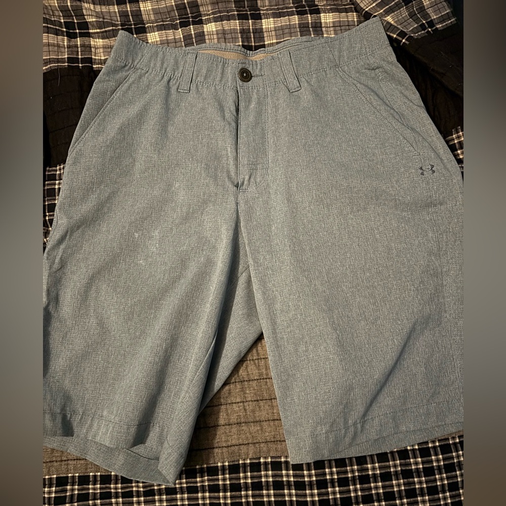 These Gray Under Armour golf shorts, with a waist size of 30.